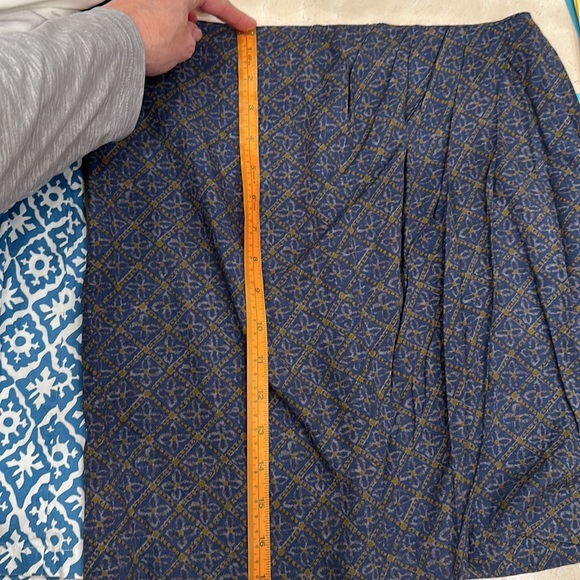 GAP skirt size 6 EUC - lightweight and slight draping in front - Picture 9 of 9